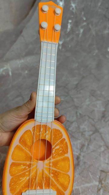 Детский музыкальный инструмент - гитара укулеле с дизайном Апельсин смотреть онлайн