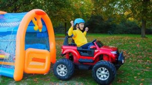 🚗 Дети едут на полосе препятствий 🚦🛑