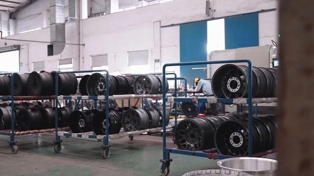 Процесс производства автомобильных колес.
