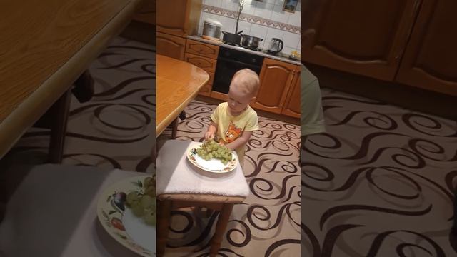 Алиса ест виноград и учится разговаривать. ей ровно 2 г