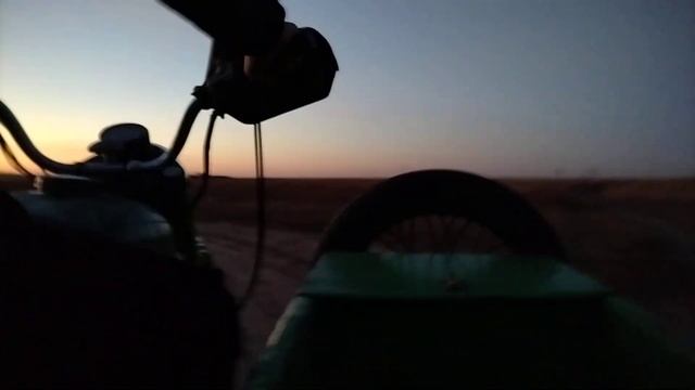 Мотоцикл УРАЛ, едем по полю. смотреть онлайн