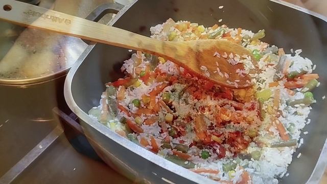 Рис с овощами и котлеты придачу)