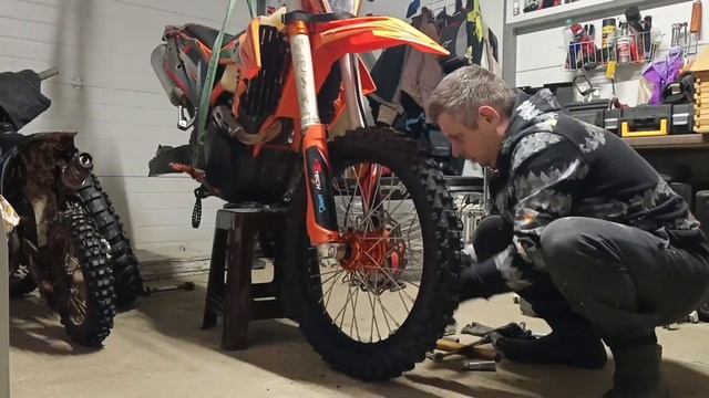 Меняю колеса на эндуро мотоцикле Regulmoto Holeshot смотреть онлайн