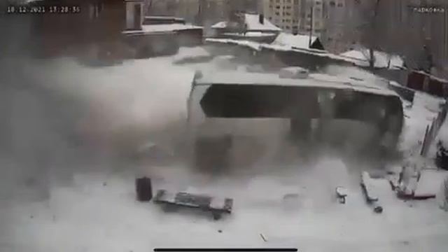 В Саратове пассажирский автобус влетел на парковку жи