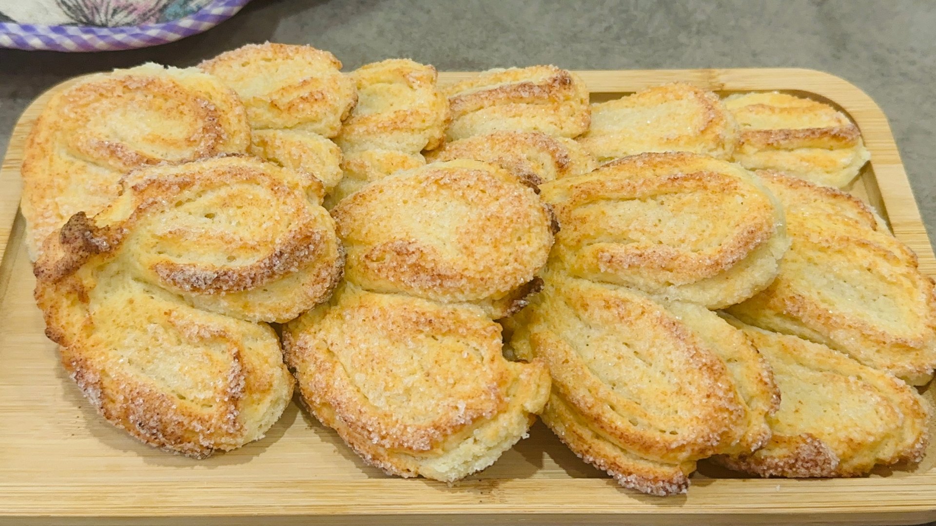 Плюшки с сахаром из творожного теста / Домашние плюшки с сахаром из творога - творожное печенье смотреть онлайн