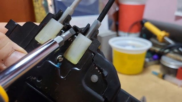 Hyundai Sonata NF 2.4 2004 Disassembling The Driver's Door Lock. Разборка двернога