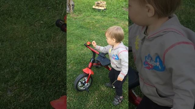 Как научить ездить на велосипеде Ребенка? Трехколесны