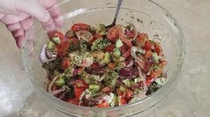 Приготовить грузинский салат с грецкими орехами очень просто.