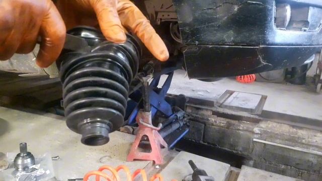 я меняю пыльник шруса на форде палыч вытянул багажник