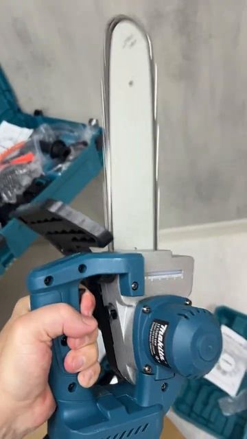 Самая МОЩНАЯ аккумуляторная цепная пила 30 см смотреть онлайн