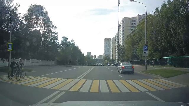 Велосипедисты!  Спешивайтесь на пешеходном переходе!