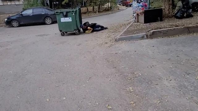 Человек с обмоченной репутацией кушает чипсы. смотреть онлайн