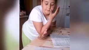 Девочка решает задачу про огурцы