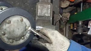 зажим для переборки опорных катков снегохода Буран