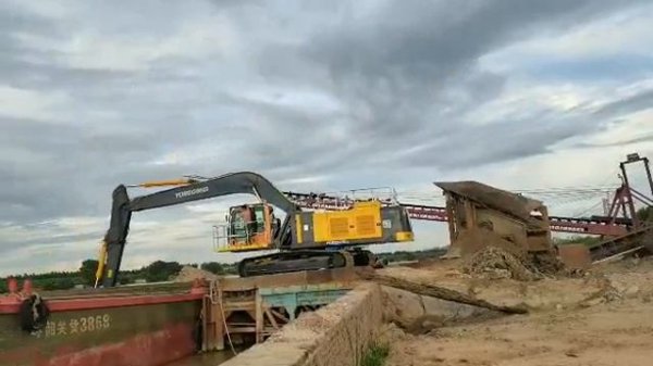 Перегружатель  Yonggong-Borus 600 гусеничный