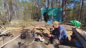 ТАЁЖНЫЙ БАЛАГАН. УХА ИЗ ЩУКИ. ГУСИ ОКОЛО ХИЖИНЫ. КОПАЮ МЕСТО ДЛЯ СБОРА ВОДЫ. ТАЁЖНОЕ КРЕСЛО. 5 часть