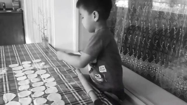 ДАНЯ И АДИНА/БАБУШКИНЫ ПОМОЩНИКИ/ЛЕПИМ ВАРЕНИКИ С КАР?