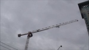 Башенный кран строит на новый дом