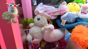 Достали много классных игрушек из автомата Хватайка.