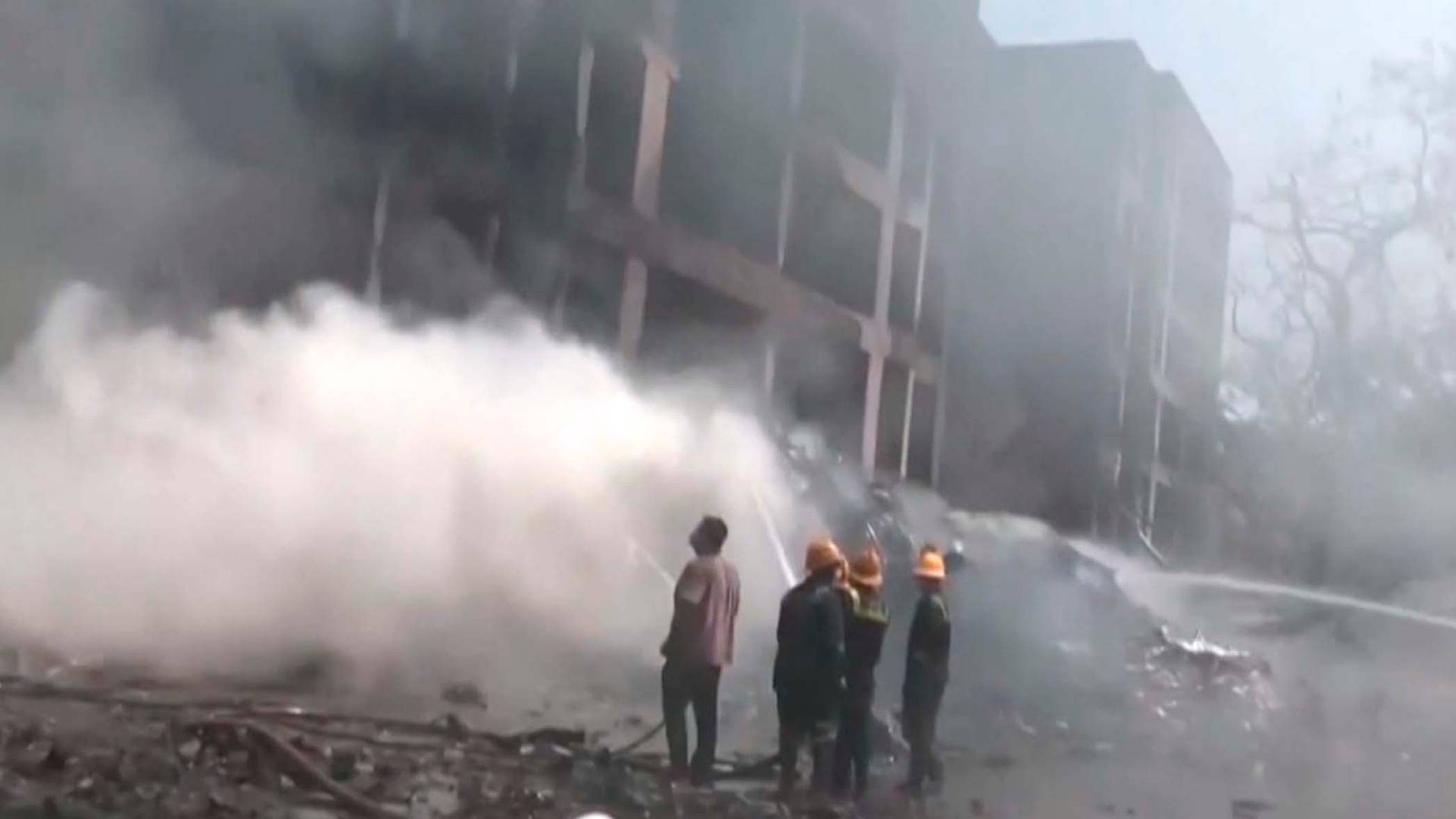 Boeing 787 Dreamliner упал на крышу медицинского общежития и снес здание в Индии