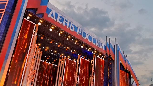 11 июня 2025 года в Москве на Красной площади состоялся концерт в честь Дня России. Полина Гагарина. смотреть онлайн