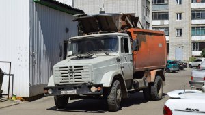 Мусоровоз КО-440-4 на шасси ЗиЛ-433362 (С 536 УЕ 22). Работа. / ZIL garbage truck.