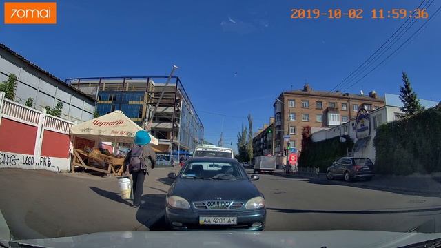 В баньку тихо, чуть дыша, шлепал тазик не спеша...)))