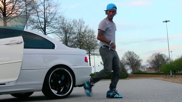 Парень танцует под дапстеп