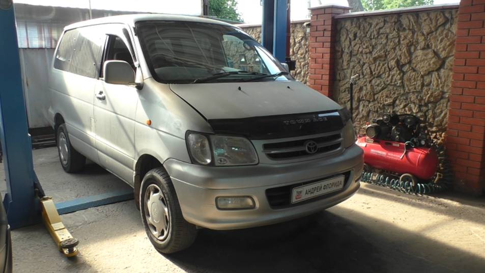 Замена радиатора охлаждения двигателя на Toyota Noah 3S FE Тойота Ноах 2000 года