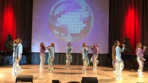 9 ребят (Стоят девчонки, стоят в сторонке)