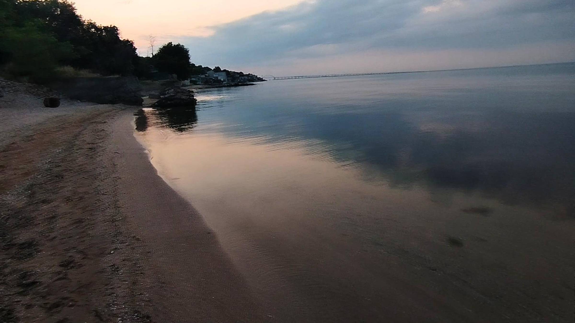 Ранним утром на пляже в Аршинцево смотреть онлайн