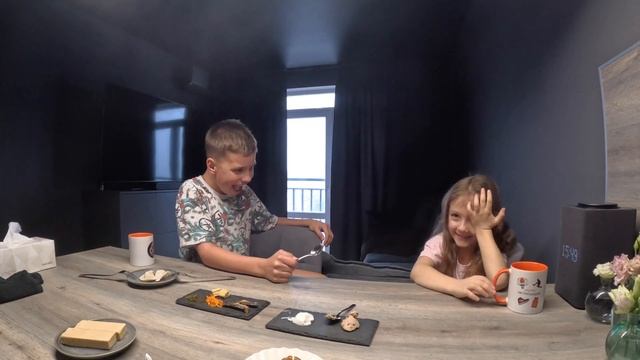 Дети пробуют еду . Брокколи, оливки, шпроты, спаржа, мор смотреть онлайн