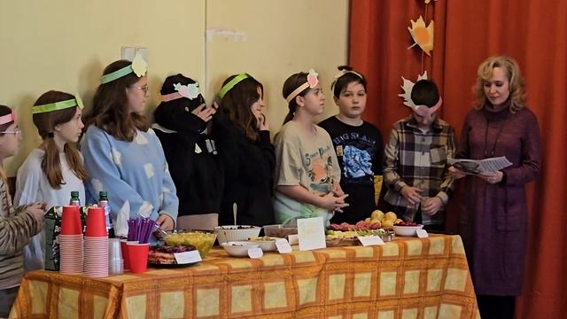 Класс Карины представлял свеклу и виноград. Праздник ?