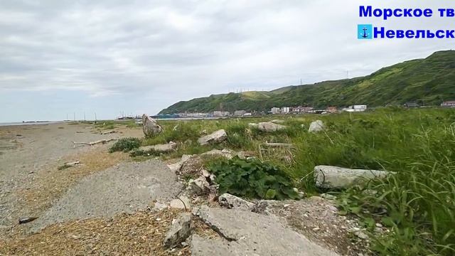 Судно на мели возле города Невельск, а может быть ещё одна набережная в городе Невельск.
