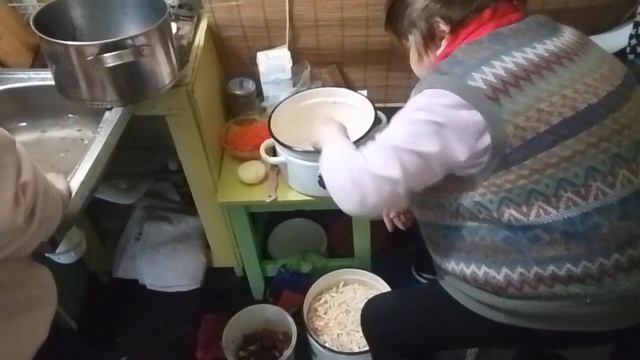 бабушка солит капусту // я занимаюсь  грибами