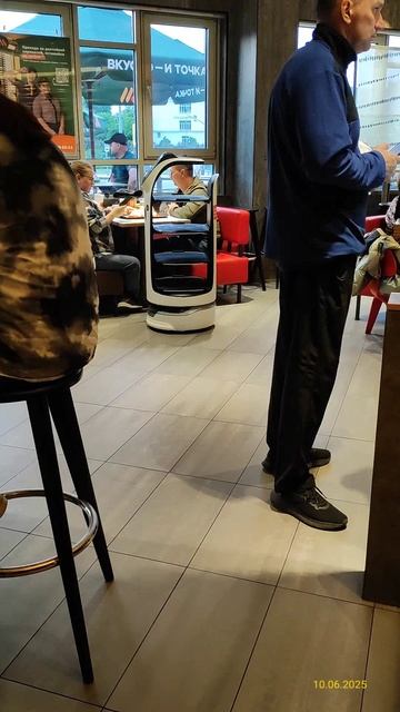 Робот-официант 10.06.2025