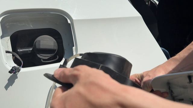 Не открывается бензобак на Skoda Rapid. Как открыть крышку бака