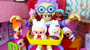 ВРЕДНАЯ БАБУЛЯ😱 ЗАБРАЛА ЛАБУБУ👀 у малышей ЛОЛ СЮРПРИЗ детский садик МУЛЬТИК с куклами ДАРИНЕЛКА