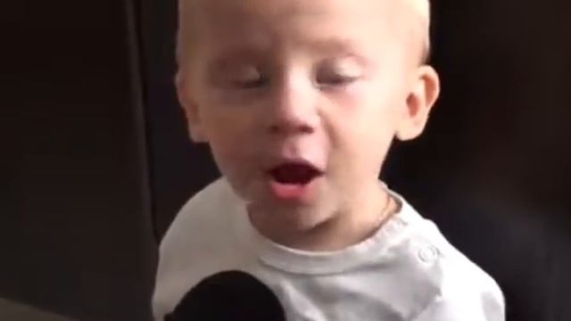 Малыш ест лук...