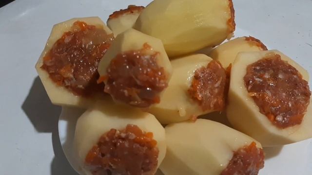Бомбезный картофель фаршированный фаршем.