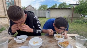 Кто первый быстрее съест пельмени пирожки роллтон получит 1000 рублей