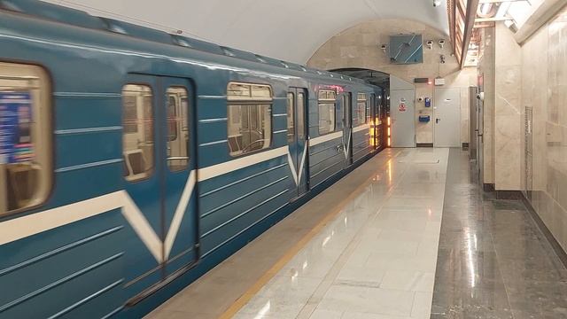 Прибытие поезда на новую станцию метро "Горный институт" смотреть онлайн