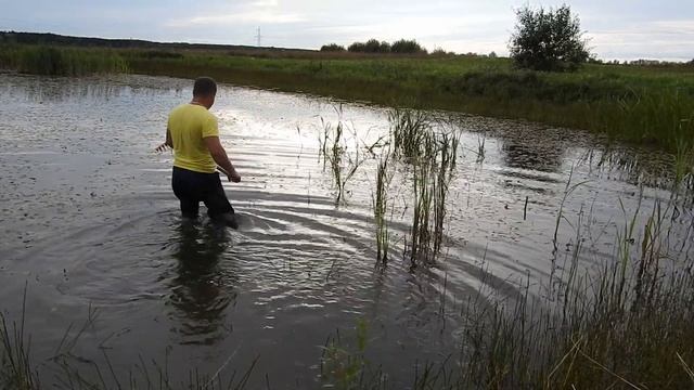 Чищу пруд и пробую рыбачить