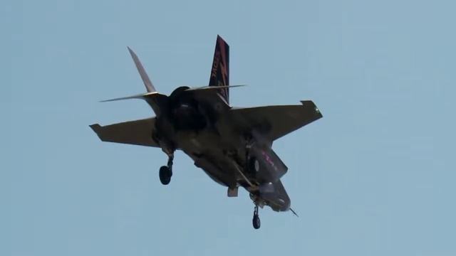 Первое испытание вертикального взлета F-35B (First F 35B Vertical