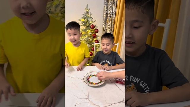 Радуга в тарелке из Skittles и воды. Радужный эксперимент.