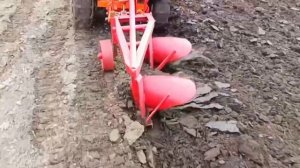 Самодельный гусеничный мини трактор , пашем огород .