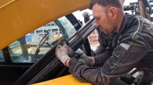 Пошаговое снятие цилиндра стрелы Haulotte HTL 3210 — ремонт б