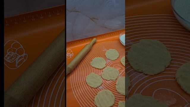 Сочники с творогом. 180 г растопленно сливочного масла,