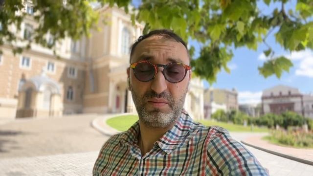 За столиком сидит шикарная женщина: Смешной до слез од