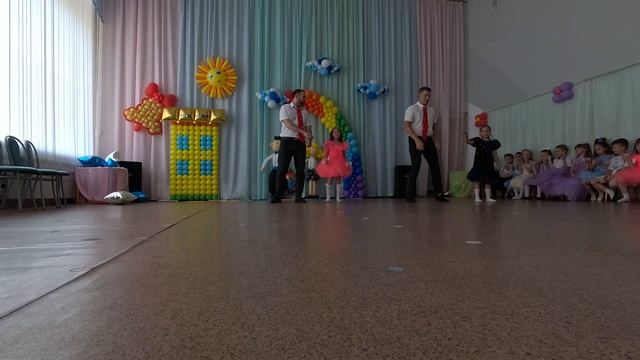 Выпускной у Златы в садике, мы танцуем Буги-вуги, рок-н-